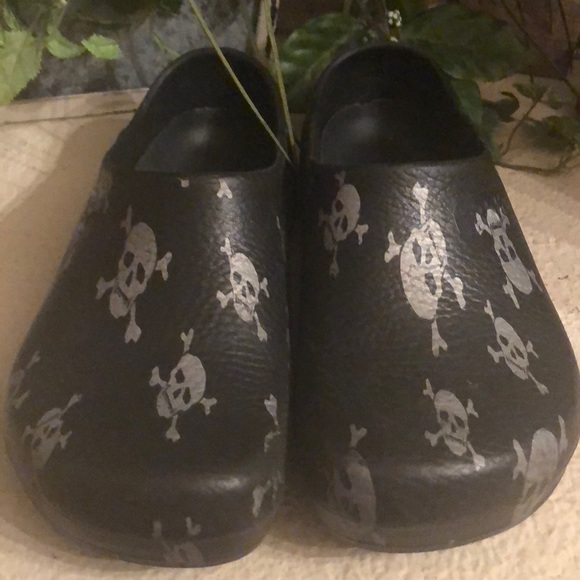 birkenstock skull clogs